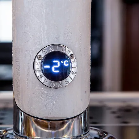 לינה וארוחת בוקר White Moon