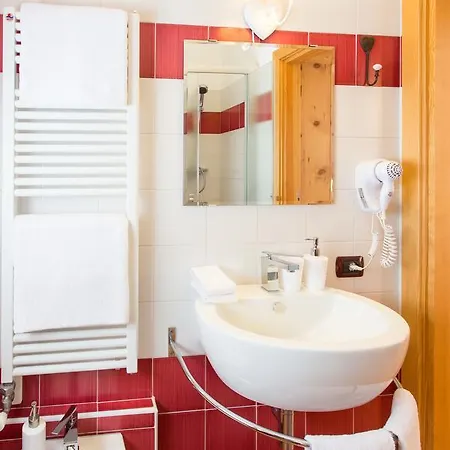 לינה וארוחת בוקר White Moon 3*