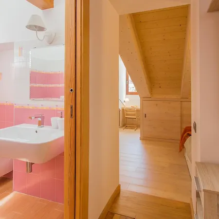 White Moon לינה וארוחת בוקר